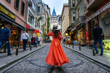 Frau am Galata-Turm in Istanbul, Türkei. © tawatchai1990