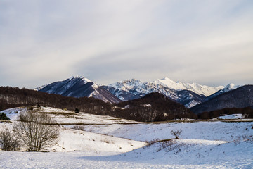Fototapeta na wymiar beautiful snowy landscapes of the city of abruzzo