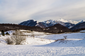 Fototapeta na wymiar beautiful snowy landscapes of the city of abruzzo