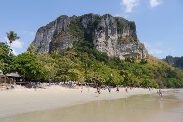 Aonang Beach mit Felsen in Thailand