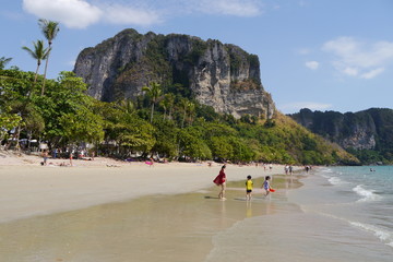 Felsen, Palmen und Badegäste am Strand Aonang