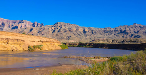 Fototapeta na wymiar Der Colorado fließt durch die Mojave-Wüste