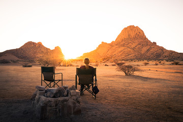 Zonsondergang in de woestijn in Spitzkoppe, Namibië.