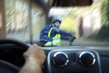 Schulkind auf einem Fahrrad wir von einem Auto angefahren