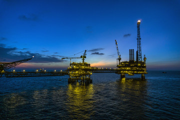 Obraz premium Oil production platform during sunset or blue hour