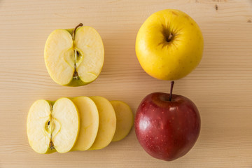 mele affettate su tagliere di legno