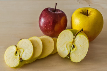 mele affettate su tagliere di legno