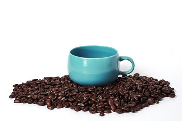 Fototapeta na wymiar Coffee Cup and fresh coffee beans on white background .