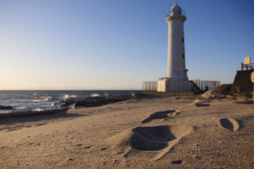 Fototapeta premium 灯台へ続く足あと