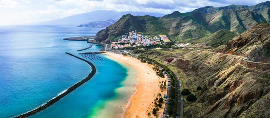 Poster Teneriffa Urlaub und Sehenswürdigkeiten - schöner Strand Las Teresitas, in der Nähe von Santa Cruz. Kanarische Inseln © Freesurf