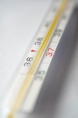 All&rsquo;epoca i pazienti dovevano alitare sul termometro o tenerlo in mano, e spesso occorreva quasi un&rsquo;ora per ottenere un risultato attendibile.