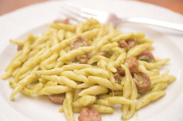 pasta al sugo di pesto con formaggio gorgonzola e salsiccia cibo italiano