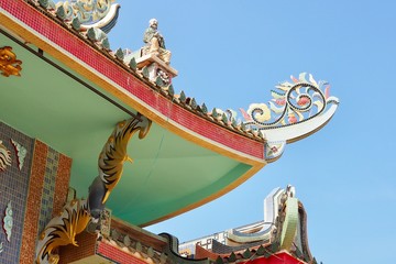 chinese dragon on the roof of buddhist temple
