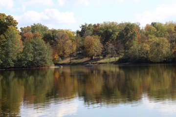 Fototapeta na wymiar A view of the calm lake on a sunny autumn day.