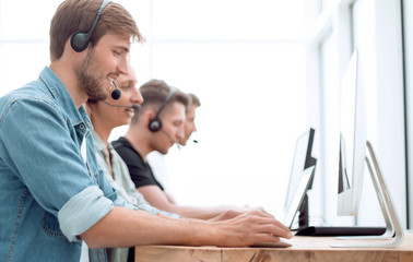 call center consultants use computers to work with clients