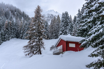 Verschneites Berglagerhaus