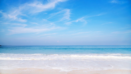 Obraz premium Tropical sandy beach with blue ocean and blue sky background image for nature background or summer design background