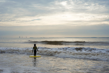 jeune surfeur en automne