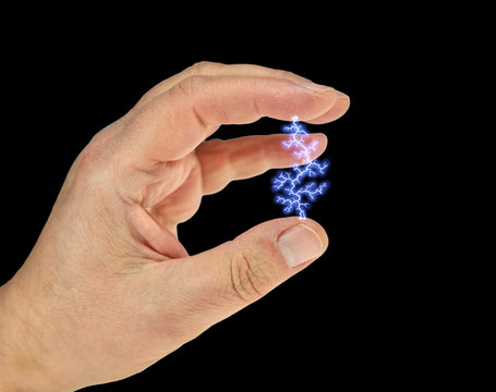 Ein Blitz befindet sich zwischen zwei Fingern einer Hand.