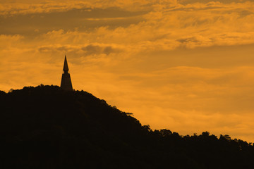 Obraz premium beautiful sunrise in the morning with fog