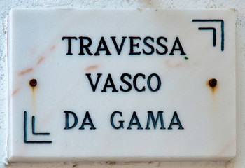 Plaque de la rue traversière Vasco de Gama à Nazaré, Portugal