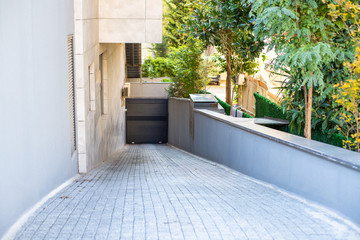 Steep paving descent to the parking lot. Automatic shutter Rolling gates. Residential complex with...