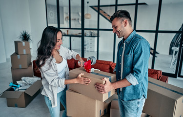 Obraz premium Moving a young couple