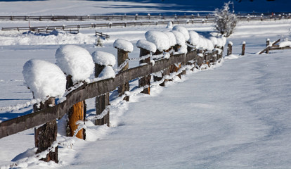 Eine tief verschneite Winterlandschaft