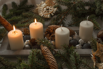 Adventkranz 2 weiße kerzen brennen.