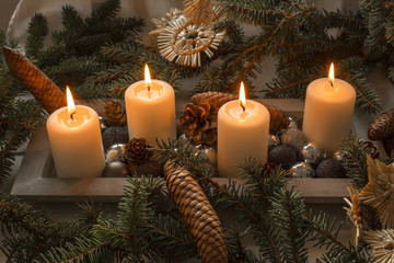 Adventkranz 3 weiße kerzen brennen.