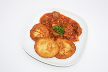 Reibekuchen mit Gulasch