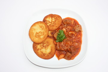 Reibekuchen mit Gulasch