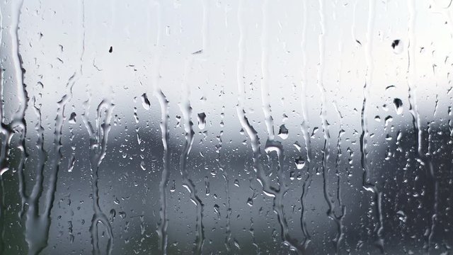 Regentropen an der Fensterscheibe