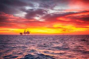 Obraz na płótnie Canvas Offshore oil rig at sunset