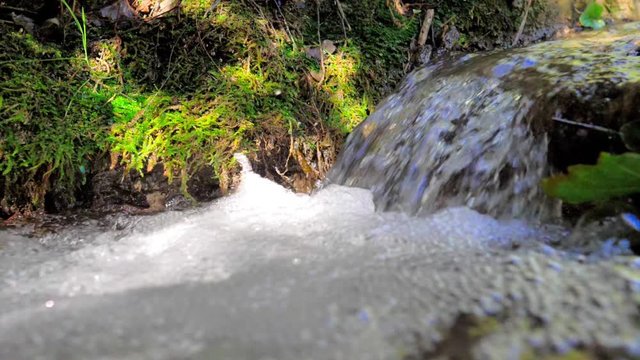 peque&ntilde;o salto de agua que provoca espuma