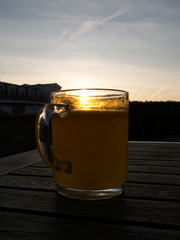 Glühwein im Sonnenuntergang