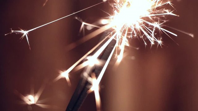 Wunderkerze brennt mit vielen Funken ab
