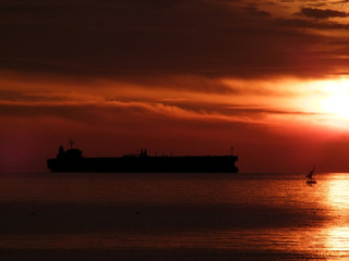 Obraz premium SHIP & SUNSET . SCHIFF & SONNENUNTERGANG