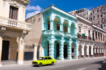 Coche europeo de color fosfórico circulando por el Paseo del Prado o Paseo de Martí en La Habana, Cuba.