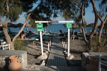 Fototapeta na wymiar Weg zum Strand von Perissa Santorini 