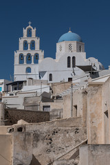 Kirche und Glockenturm im Bergdorf Pyrgos Santorini 