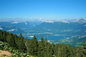 Lac d'Annecy et montagnes environnantes (Haute-Savoie)