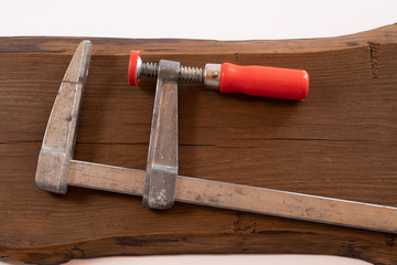 Schraubklemme auf braunem Board
