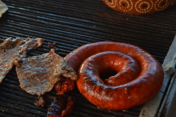 Chorizo y carne de res en parrilla