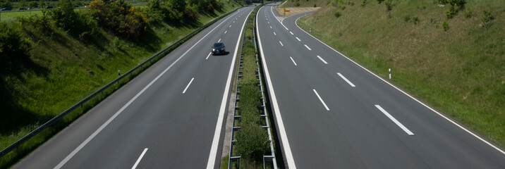 Auto fährt auf einer Autobahn