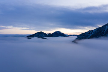 Fototapeta na wymiar Kienstein und Sonnenspitz überm Nebelmeer