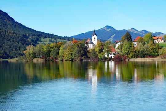 Wei&szlig;ensee bei F&uuml;ssen mit Pfarrkirche St. Walburga