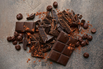 Bitter chocolate and cocoa powder.