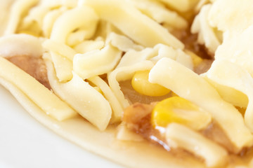 焼く前の手作り照り焼きチキンピザ