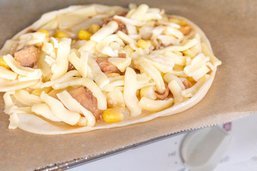 焼く前の手作り照り焼きチキンピザ